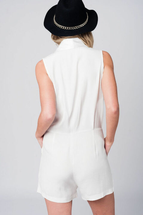 Weiß kurzer Jumpsuit im Smoking-Stil mit seitlichem Reißverschluss und Taschen von Q2 - Rückenansicht