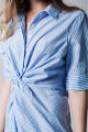 Blau-weiß gestreiftes Hemdkleid von Q2 - Detailansicht