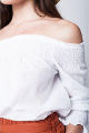 Schulterfreie Carmen-Bluse in weiß mit langen Ärmeln und Loch-Details aus Baumwolle von Q2 - Detailansicht
