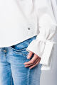 Lange Schulterfreie Bluse in weiß mit großen Schleifen an Ärmelenden aus Baumwolle von Q2 - Detailansicht