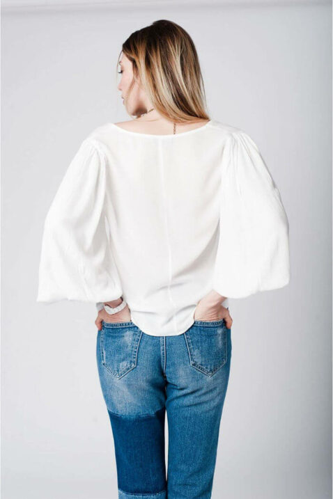 Weiße Oversize Bluse mit Fledermausärmeln in übergroßer Passform von Q2 - Rückenansicht