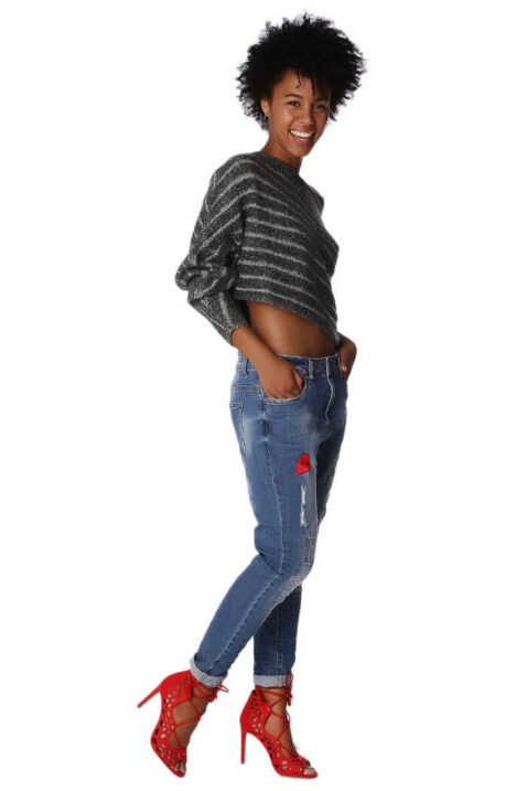 Grau gestreifter kurzer Damen Pullover asymmetrisch & Dreiviertelärmel von Q2 - Ganzkörperansicht