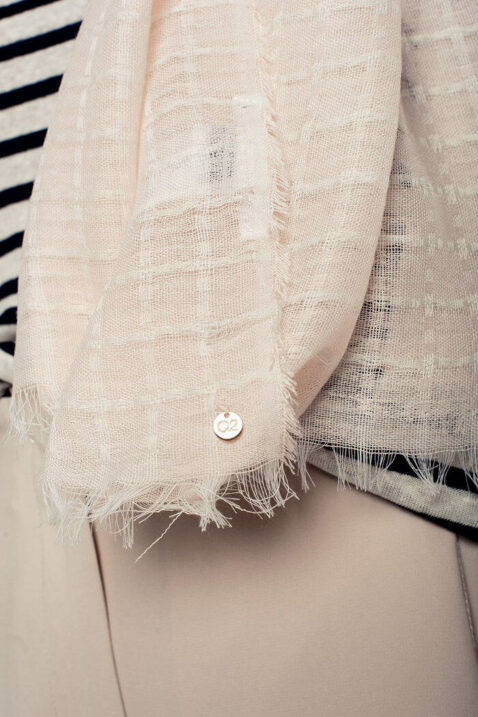 Leichter rosa Damen Schal mit Gittermuster in weiß - Modeschal von Q2 - Detailansicht