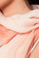 Leichter koralle Damen Schal mit Farbverlauf - Modeschal von Q2 - Nahansicht