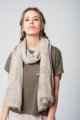 Beiger Damen Schal mit Sterne-Print - Modeschal von Q2 - Trageansicht