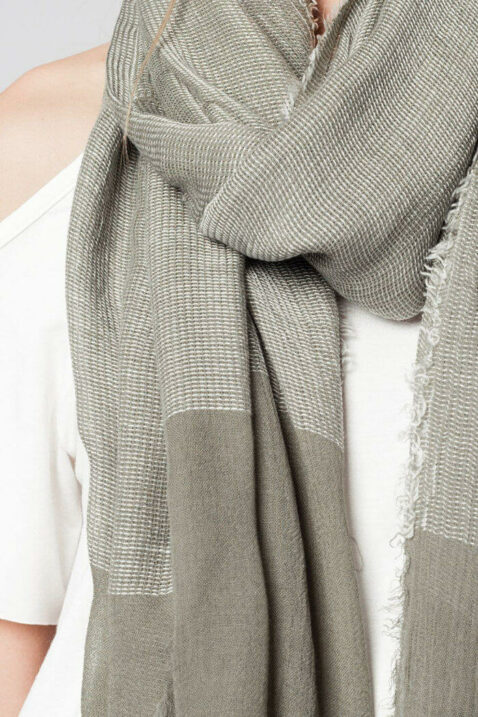 Khaki grüner Damen Schal in Fransenoptik - Modeschal von Q2 - Detailansicht