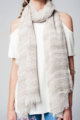 Leichter grau beiger Damen Schal mit Glitter-Details in Silber - Modeschal von Q2 - Nahansicht