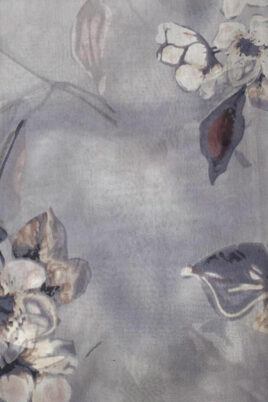 Grauer Damen Seidenschal in floraler Optik - Blumen & Blätter Seidentuch von By Oceane - Detailansicht