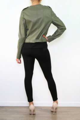 Khaki grüne Damen Bikerjacke in Leder-Optik mit Nieten - Kunstlederjacke von Fascinate - Rückenansicht