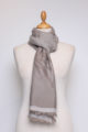 Taupe grauer Damen Schal mit Muster & Fransen aus Viskose von Fanli - Ganzansicht