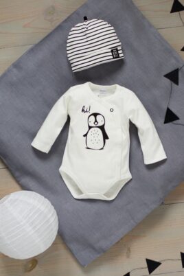 Ecru weißer Baby Jungen Mädchen Wickelbody langarm mit Pinguin-Motiv & Druckknöpfe unisex von Pinokio - Inspiration Lookbook