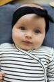 Schwarz-weiß gestreifter Baby Jungen Mädchen Wickelbody langarm mit Druckknöpfe unisex von Pinokio - Babyphoto