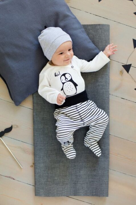 Schwarz-weiß gestreifte Baby Jungen Mädchen Strampelhose mit Fuß - Schlafhose Babyhose unisex von Pinokio - Babyphoto
