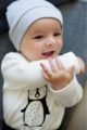 Graue Baby Jungen Mütze mit Patch - Babymütze unifarben von Pinokio - Babyphoto