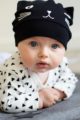 Junge trägt schwarze Baby Mütze mit Kätzchen Motiv und Ohren Babymütze & Katzenmütze unifarben - Wickelbody weiß Dreiecke langarm Langarmbody von Pinokio - Babyphoto seitlich