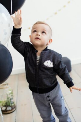 Dunkel graue Baby Jungen Jogginghose & Schlupfhose - Babyhose mit Patch & Knöpfe von Pinokio - Kinderphoto