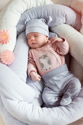Graue Baby Mädchen Strampelhose mit Füßchen & Sterne Motiv - Schlafhose & Babyhose von Pinokio - Babyphoto