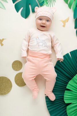 Set rosa Baby Mädchen Strampelhose mit Füßen & seitlichen weißen Streifen, Schlafhose, Schlafstrampler, Body & Mütze von Pinokio - Babyphoto