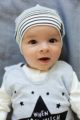 Lachendes Baby mit schwarz-weiß gestreifter Baby Mütze mit Patch für Jungen & Mädchen - Babymütze unifarben unisex von Pinokio - Babyphoto