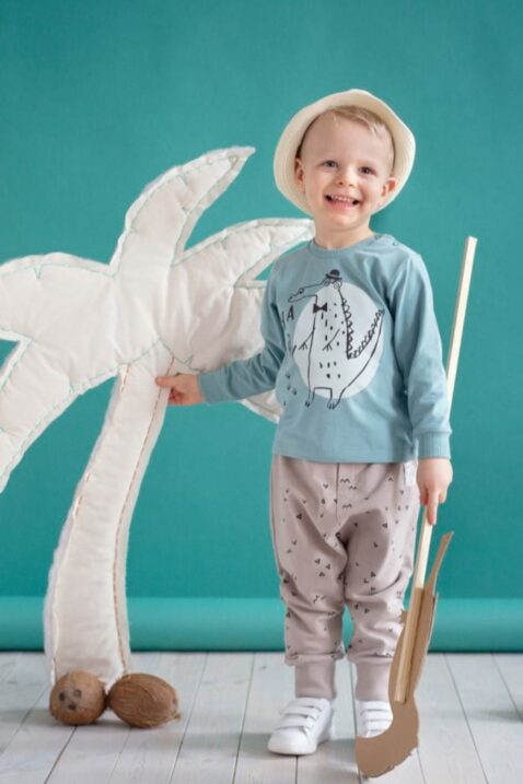 Set beige Baby Pumphose Sweatpants mit Dreiecke, Zacken & Krokodil Patch für Jungen & Mädchen - Babyhose, grünes Langarmshirt, weiße Babyschuhe & Strohhut unisex von Pinokio - Set Inspiration