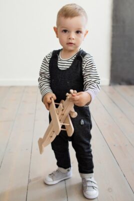 Schwarze Baby Latzhose strukturiert im Jeans Denim Look mit Beinumschlag, Brusttasche, Patch für Jungen & Mädchen - Lange Jeans Sweatjeans Overall von Pinokio - Babyphoto