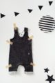 Schwarze Baby Latzhose strukturiert im Jeans Denim Look mit Beinumschlag, Brusttasche, Patch für Jungen & Mädchen - Lange Jeans Sweatjeans Overall von Pinokio - Inspiration