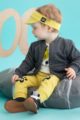 Sitzendes Baby mit dunkelgrauer Zip Sweatjacke Pullover strukturiert mit Taschen & Patch, gelber Leggings & Schildmütze, weißem Hunde Body für Jungen & Mädchen von Pinokio - Babyphoto