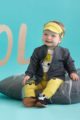 Lachendes Baby mit dunkelgrauer Zip Sweatjacke Pullover strukturiert mit Taschen & Patch, gelber Schildmütze, weißem Hunde Oberteil Body für Jungen & Mädchen von Pinokio - Babyphoto