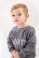Baby Junge mit dunkelgrauem Hoodie Kapuzenpullover mit Schriftzug NORTH - Print Pullover Sweatshirt langarm Oberteil mit Kapuze unisex von Pinokio - Babyphoto