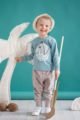 Lächelnder Junge trägt grünes Baby Langarmshirt Sweatshirt Sweater mit Krokodil Motiv & Happy Schriftzug, Sommerhut, beige Pumphose mit Dreiecke Zacken & weiße Babyschuhe von Pinokio - Babyhoto