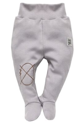 Graue Baby Strampelhose mit Füßen & Patch Let´s go für Jungen - Hellgraue Baumwollhose Schlafhose Stramplerhose & Babyhose mit Knieflicken von Pinokio - Vorderansicht