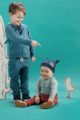 Zwei Jungs - Baby Junge sitzt & trägt Polobody langarm ohne Kragen, blaue Lama Babymütze mit Ohren & rote Pumphose mit Lama Patch - Großer Junge steht & trägt grün türkise Babyhose mit Taschen, Kapuzenjacke Swetjacke mit Lama-Ohren Kapuze & Reißverschluss in Türkis Grün von Pinokio - Set Inspiration Babyphoto Kinderphoto