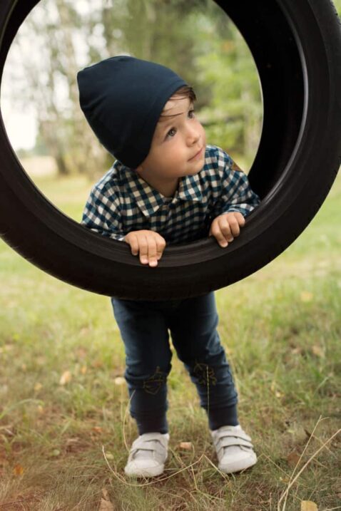 Spielender Junge trägt blaue Baby Leggings Sweathose mit Knöpfe, Blatt & Eichel - Blaues Karohemd mit Fuchs Patch - Blaue Babymütze mit Patch Fuchs von Pinokio - Kinderphoto Babyphoto