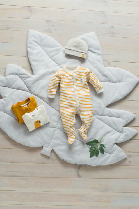 Currygelber weisser Baby Langarm Schlafoverall mit Füßen Streifen Look - Graue Babymütze Papagei - Weißer Babybody - Sweatjacke mit Knöpfe senfgelb von Pinokio - Inspiration Lookbook