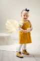 Lachendes Baby Mädchen trägt currygelbes Kinder Kleid Babykleidchen mit Tasche - Gestreiftes gelb ecru weißes Langarmshirt mit Papagei für Sommer & Herbst von Pinokio - Babyphoto