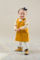 Stehendes Baby Mädchen trägt langes Oberteil Shirt mit Papagei Streifen-Look - Currygelbes Sweatkleid aus Baumwolle mit Taschen für Frühling, Sommer, Herbst von Pinokio - Babyphoto