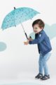 Stehender lachender Junge mit Schirm trägt blaue Babyjacke Bomberjacke in Jeans-Optik Sommerjacke - Hellblaue Leggings Schlupfhose mit weißen Palmen von Pinokio - Kinderphoto