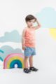 Stehender Junge trägt Tank-Top Oberteil mit Palme, Insel, Meer, Sonne in Koralle Orange - Blaue Baby Shorts mit Palmen & Kordel von Pinokio - Kinderphoto Babyphoto