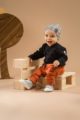 Sitzender Junge trägt rost braune Pumphose mit Taschen - Schwarzer Baby Body in Polo-Optik Patch & Knöpfe - Mütze im Schottenmuster grau Southdown Grey von Pinokio - Babyphoto