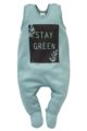 Türkis grüner Baby Einteiler Strampler mit Fuß & STAY GREEN Print für Jungen & Mädchen - Schlafstrampler Strampelanzug mit Füßen Babystrampler Baumwolle von Pinokio - Vorderansicht