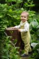 Pinokio Junge trägt weißes BabyLangarm Oberteil mit Sterne - Grüne Kinder Trägerhose Babyhose lang mit Tasche & STAY GREEN Print - Babyphoto Kinderphoto