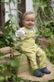 Sitzender Junge trägt weißes Baby Langarmshirt mit Sterne - Grüne Limette Lindgrün Kinder Latzhose mit Tasche & Stay Green Aufschrift von Pinokio - Babyphoto Kinderphoto