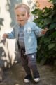 Stehender Junge trägt braune Auto Pumphose - Blau Grünen Baumwoll Babybody langarm Retro-Auto - FUN Sweatjacke mit Taschen & Streifen türkis grün von Pinokio - Babyphoto Kinderphoto
