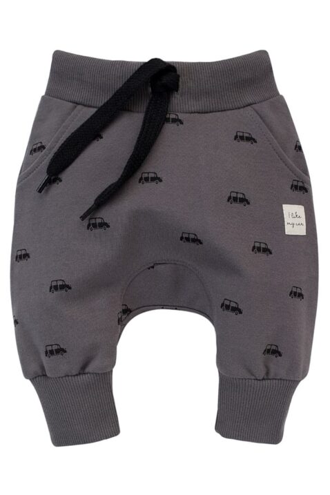 Graue Baby Kinder Pumphose Haremshose mit Taschen, Autos Car Patch Muster für Jungen - Babyhose Sweathose Pants Jogger von Pinokio - Vorderansicht