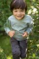 Lachender Junge trägt blau mint-grünen Langarm Baby Pullover Rundhals mit Berge, Autos & Print ADVENTURE - Graue Pumphose mit Taschen & Autos von Pinokio - Babyphoto Kinderphoto