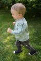 Laufender Junge trägt dunkelgraue Baby Pumphose mit Autos - Blau Grüne Baumwoll Sweatjacke mit Taschen, Streifen & FUN Print hochwertig günstig von Pinokio - Babyphoto Kinderphoto