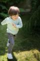 Rennender Junge trägt mintgrünes Baby langarm Sweatshirt BIG ADVENTURE Print - Hochwertige graue Haremshose mit Taschen & Autos gemustert von Pinokio - Babyphoto Kinderphoto