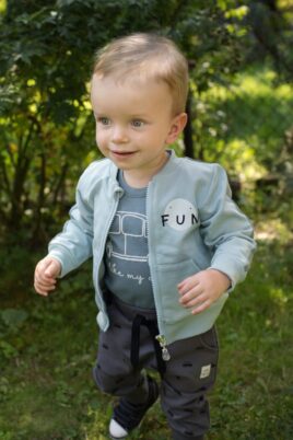Staunender Junge trägt blau mint grüne Baby Kinder Sweatjacke mit Streifen, Taschen & Reißverschluss - Pumphose mit Autos in Grau von Pinokio - Babyphoto Kinderphoto