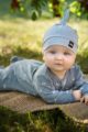 Lachender Junge trägt blauen BabySchlafoverall mit Füßen, Autos gemustert & Car Patch - Gestreifte Zipfel Babymütze blaugrün von Pinokio - Babyphoto Kinderphoto