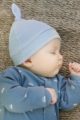 Schlafender Junge trägt Baby Kinder Schlafstrampler mit Fuß & Autos Muster - Babymütze mit Streifen, Zipfel & Auto Patch blau von Pinokio - Babyphoto Kinderphoto